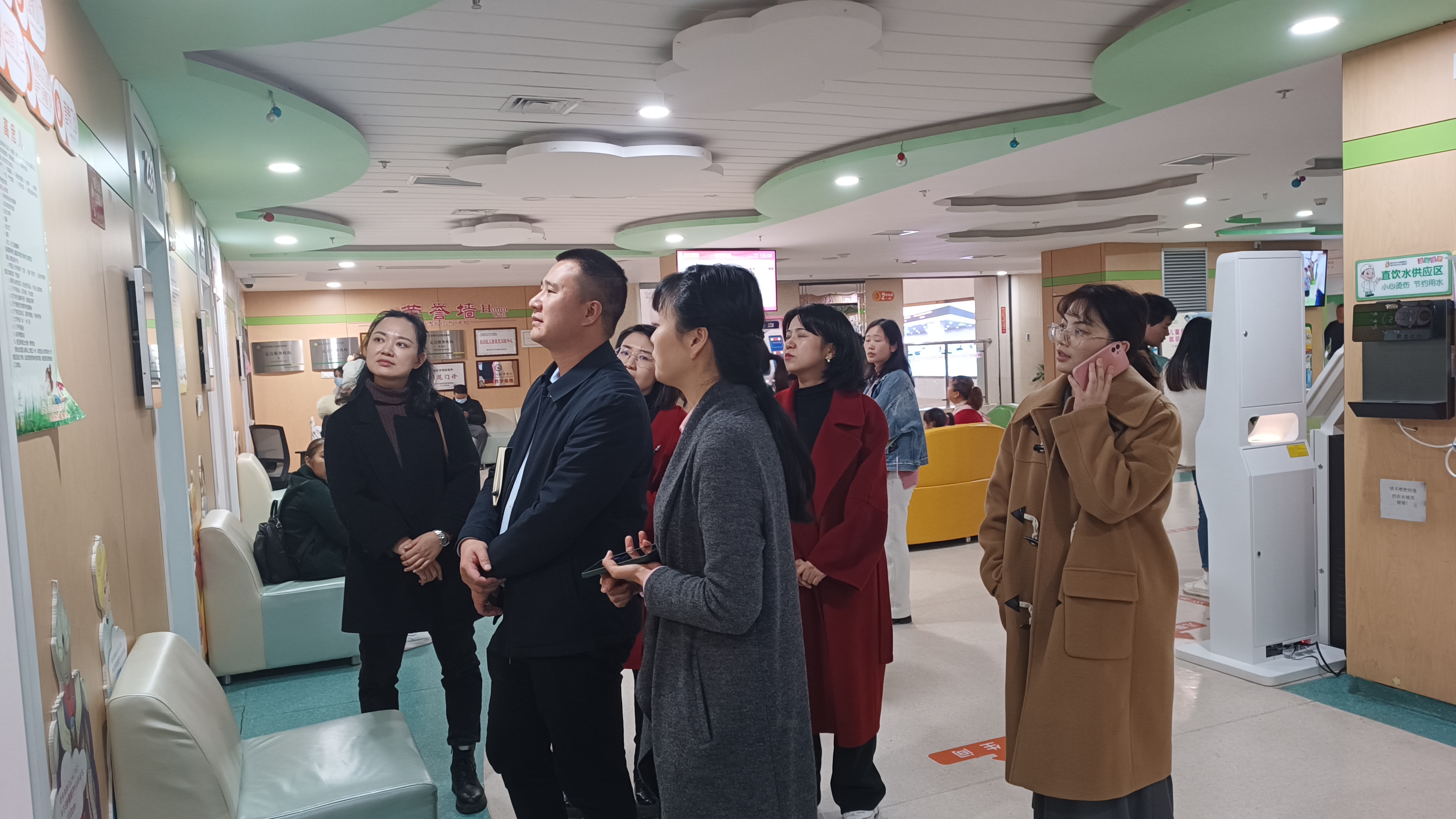 英国365足球官网入口组织教师走访永川儿童医院.jpg 英国365足球官网入口组织教师走访永川儿童医院.jpg